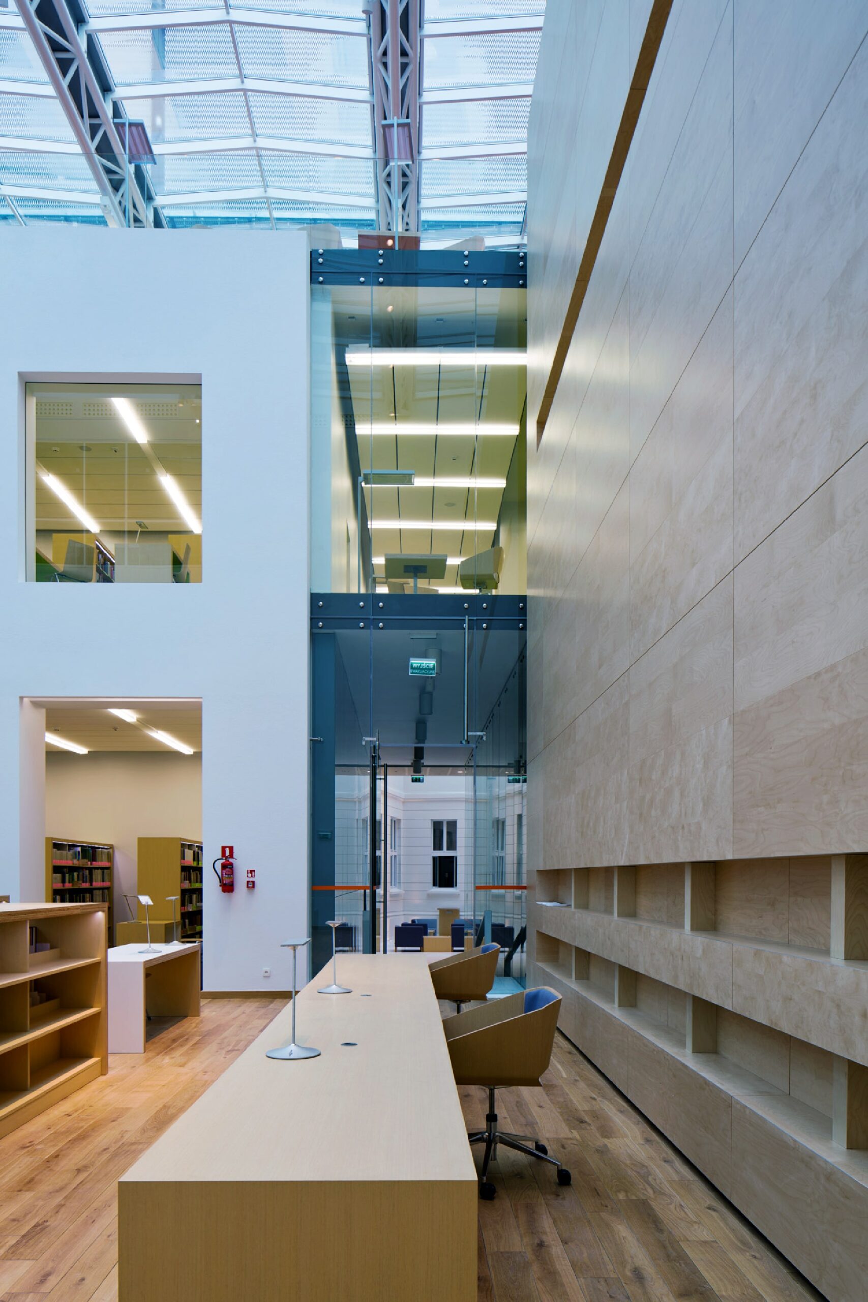 Miejska Biblioteka Publiczna w Warszawie przy ul. Koszykowej